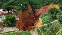 Bencana_Sinkhole_Ribuan_Rumah_Terancam_Warga_Tergusur