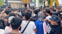Demo_Sengit_Warga__Wisatawan_Tuntut_Kuota_Pendaki_TNGR_Ditambah