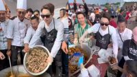 Dr_Richard_Lee_Bagi-bagi_300_Kg_Rendang_Palembang_Antrean_Tertib