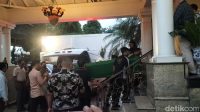 Duka_Mendalam_Jenazah_Hotma_Sitompoel_Tiba_Keluarga_Berduka_Cita