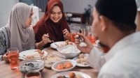 Hukum_Makan_di_Depan_Orang_Puasa_Ini_Penjelasannya