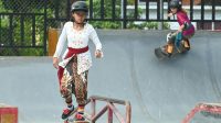 Inspirasi_Kartini_Aksi_Keren_Skateboarder_Cilik_Berkebaya