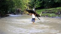 Jembatan_Gorontalo_Ambruk_Warga_Nekat_Seberangi_Sungai_Berbahaya