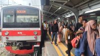 KRL_Lebaran_Petugas_KCI_Kerja_Ekstra_Hadapi_Lonjakan_Penumpang