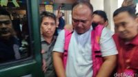Kabid_DLH_Tangsel_Ditahan_Menangis_Tersangka_Korupsi_Pengelolaan_Sampah
