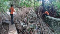 Kali_Cibagolo_Bogor_Tersumbat_Gelondongan_Bambu_Mengancam_Warga