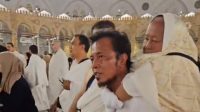 Kisah_Haru_Pria_Pasuruan_Gendong_Ibu_Tua_Tawaf_di_Makkah