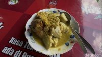 Lontong Tuyuhan Rembang: Kuah Gurih, Nikmatnya Bikin Nagih Lontong Tuyuhan Rembang: Kuah Gurih, Nikmatnya Bikin Nagih