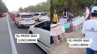 Macet_Mudik_Malaysia_Penjual_Jajanan_Lebaran_Ramaikan_Jalan_Raya