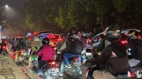 Macet_Parah_Lenteng_Agung-Depok_Pemotor_Beristirahat_Awas_Kejebak
