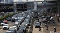 Macet_Parah_Tol_Arah_Jakarta_Pagi_Ini_Simak_Rute_Alternatifnya
