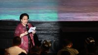 Megawati_Menangis_Haru_Ziarah_Makam_Imam_Bukhari_Uzbekistan_Kisah_Menyentuh_Hati