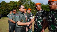 Panglima_TNI_Saksikan_Prajurit_Latih_Anjing_Pelacak_Hebat