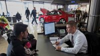 Panik_Konsumen_AS_Berebut_Mobil_Pakar_Beri_Peringatan_Penting