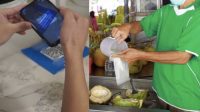 Pedih_4_Kelapa_Terbelah_Sia-sia_Nasib_Penjual_Ini_Bikin_Sedih