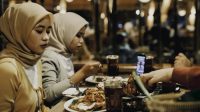 Pelayan_Resto_Tersakiti_Pelanggan_Muslim_Marah_Saat_Buka_Puasa