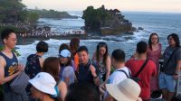 Pesona_Tanah_Lot_Lebaran_Bali_Ramai_Wisatawan_Lihat_Keindahannya