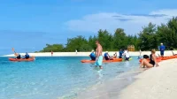 Pulau_Surga_Tersembunyi_Sulsel_Kapal_Mewah_Berlabuh_di_Pantai_Pasir_Putih