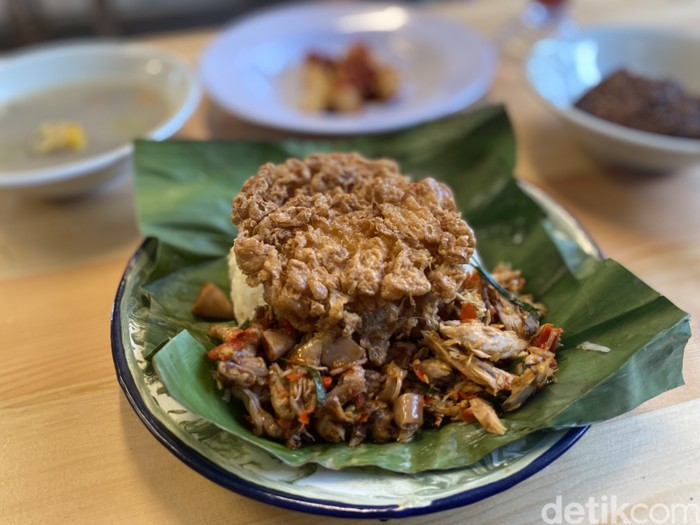 Telur Kriwil & Cakalang Pedas: Warteg Kalcer, Makan Siang Juara