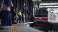 Truk_Mogok_Ganggu_KRL_Tangerang_Perjalanan_KA_Terhambat_Parah