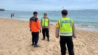 WNA_Jerman_Beraksi_Selamatkan_Santri_Tergulung_Ombak_Balekambang
