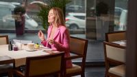 Wanita_makan_sendirian_di_restoran_dikritik_menolak_berbagi_meja