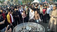 Willie_Salim_masak_45_ton_Ikan_Asam_Pedas_Bengkulu_diserbu
