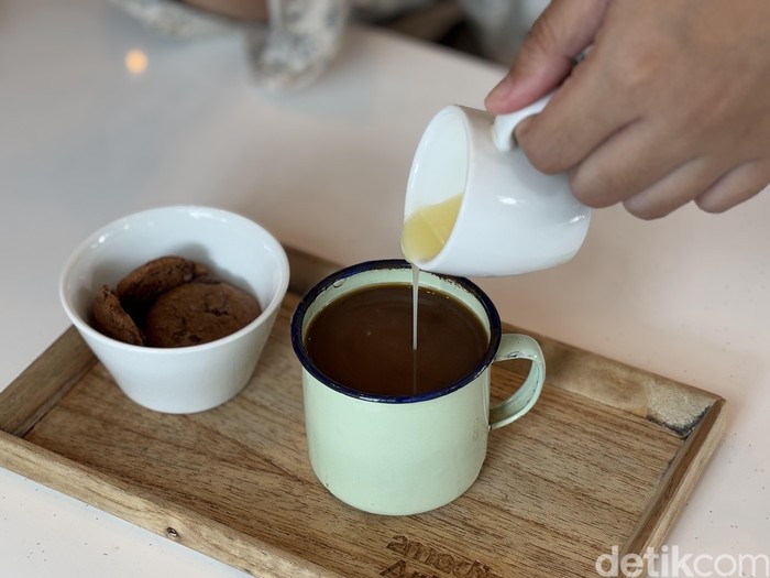 2madison Art Cafe: Kopi Wong Jowo & Burrito Nikmat, Suasana Artistik