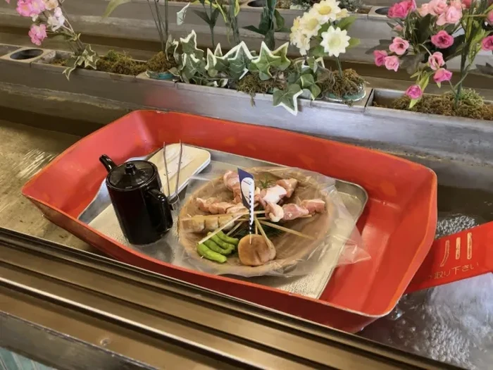 5 Conveyor Belt Restoran Unik: Dessert Hingga Nasi Padang