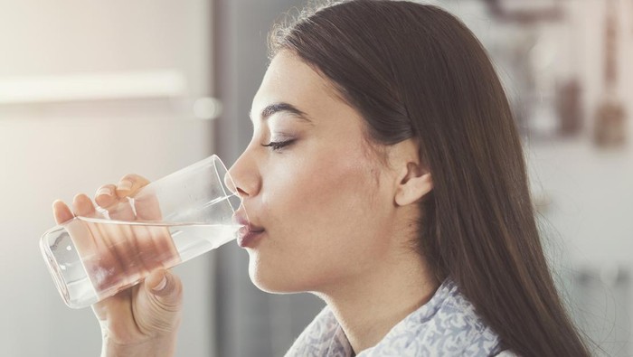 Air Dingin vs Suhu Ruangan: Mana Lebih Sehat Tubuh?