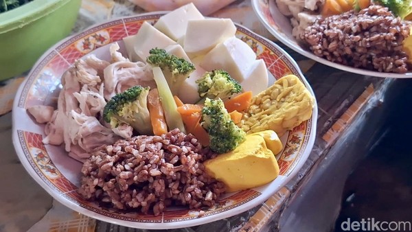 Ayam Rebus Diet: Warung Kaki Lima Favorit Binaragawan Sehat