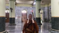 Biksu Thudong Istirahat di Mal, Wudu di Masjid: Kisah Inspiratif Biksu Thudong Istirahat di Mal, Wudu di Masjid: Kisah Inspiratif