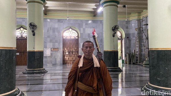 Biksu Thudong Istirahat di Mal, Wudu di Masjid: Kisah Inspiratif
