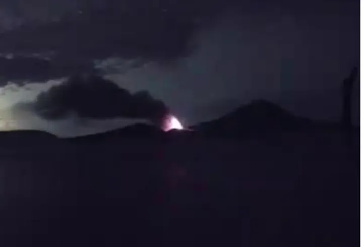Gunung Anak Krakatau Erupsi: Liburan Pantai Amankah? Cek Faktanya!