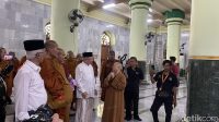 Harmoni Tak Terduga: Biksu Thudong Kunjungi Masjid Kauman Harmoni Tak Terduga: Biksu Thudong Kunjungi Masjid Kauman