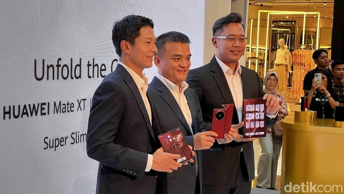 Huawei Mate XT: Ponsel Super Canggih, Spesifikasi Memukau!