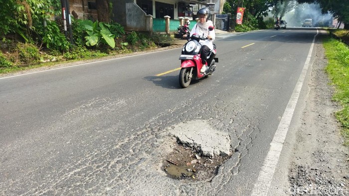 Jalan Rusak Serang-Pandeglang: Warga Desak Perbaikan Segera