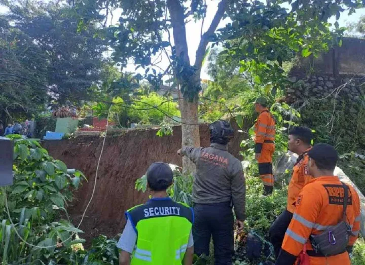 Longsor Hantam Makam Batutulis Bogor: Hujan Deras Rusak Parah