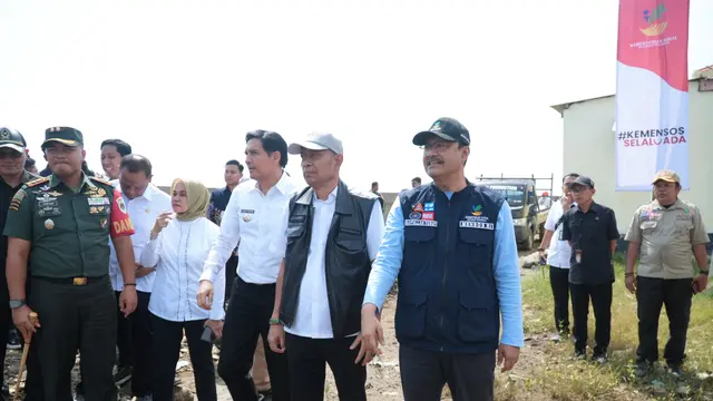 Mensos Gus Ipul Bantu Nelayan Terdampak Banjir Rob Eretan