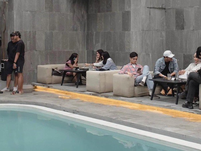 Nikmati Kopi Lezat & Pemandangan Kolam: 5 Kafe Instagramable