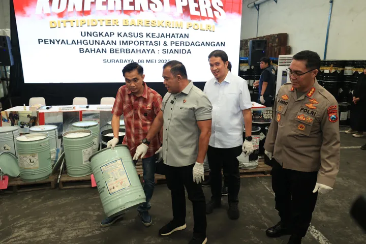 Penggerebekan Gudang Sianida Ilegal: Omzet Ratusan Miliar Terbongkar