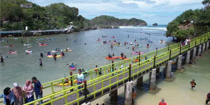 Petualangan Murah Meriah Pantai Drini: 10 Ribu Aja, Seru Banget!