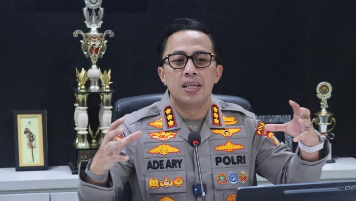 Polisi Gerebek Kemang: Sita Senjata Api & Mobil Mewah