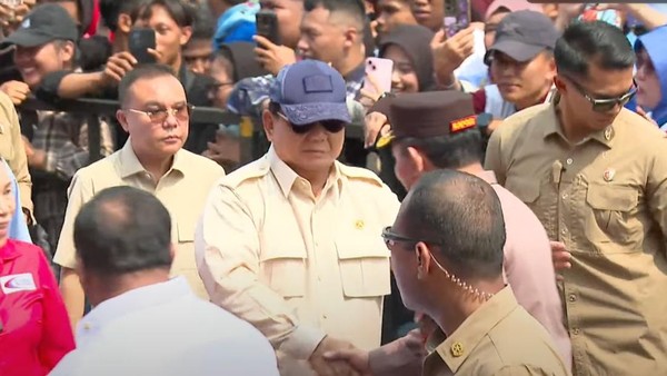 Prabowo, Kapolri dampingi Presiden, sapa massa buruh Monas