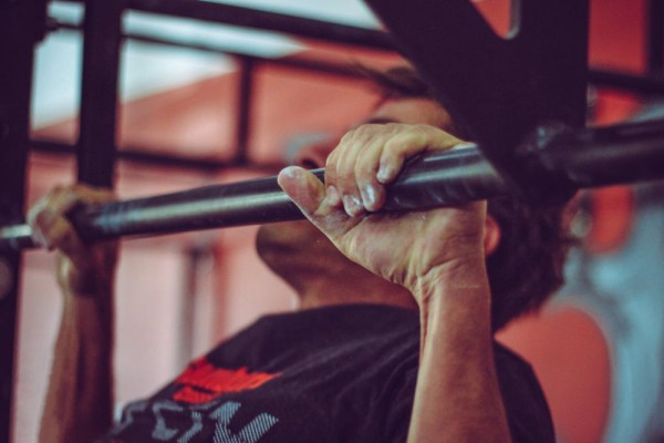Rahasia Amankan Pergelangan Tangan Saat Angkat Beban Berat