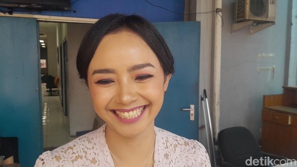 Rahasia Kecantikan Bugar Ayu Puspa: Tiru Senyum Kim Seon Ho