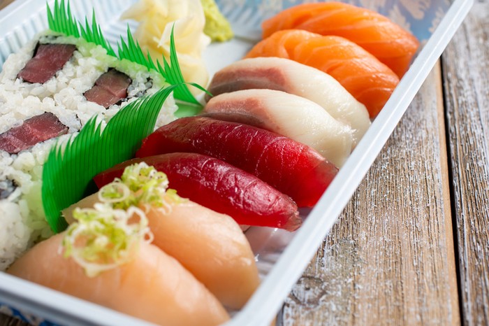 Rahasia Potongan Rumput Plastik di Sushi Kemasan Terungkap