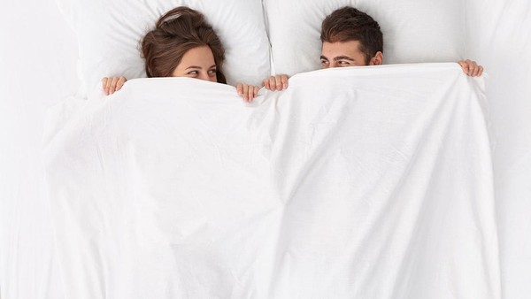 Rahasia Waktu Bercinta Ideal Pasutri: Malam atau Pagi?
