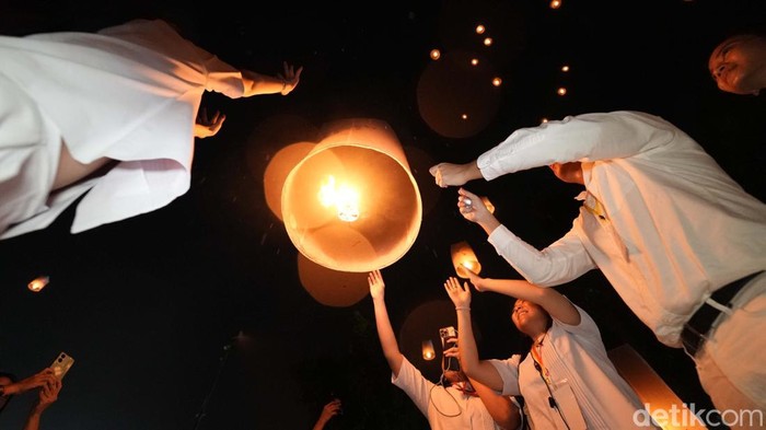 Raih Tiket Lampion Waisak: 3000 Tiket Terbatas, Hari Ini!