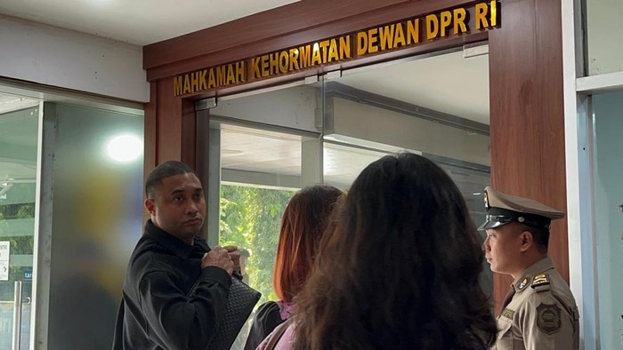Rayen Pono di MKD: Kasus Hina Marga Ahmad Dhani?